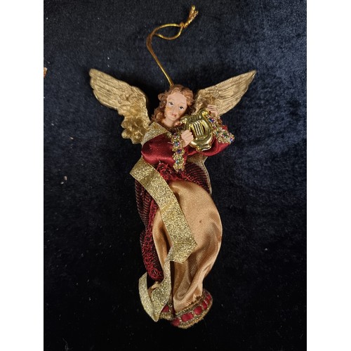 668 - A fabulous Christmas lot consisting of 10 festive decorations. Includes an elegant gold wreath, a fl... 