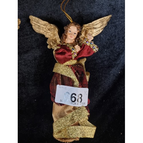 668 - A fabulous Christmas lot consisting of 10 festive decorations. Includes an elegant gold wreath, a fl... 