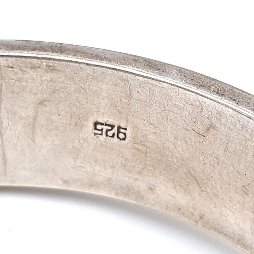 404 - A delightful sterling silver bangle bracelet with incised foliate ornament. Weight: 30.71 g.