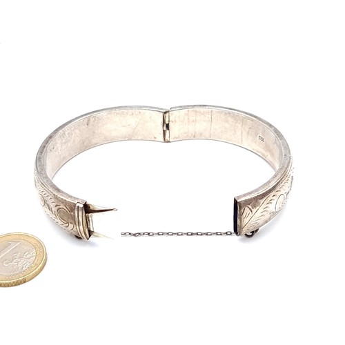 404 - A delightful sterling silver bangle bracelet with incised foliate ornament. Weight: 30.71 g.