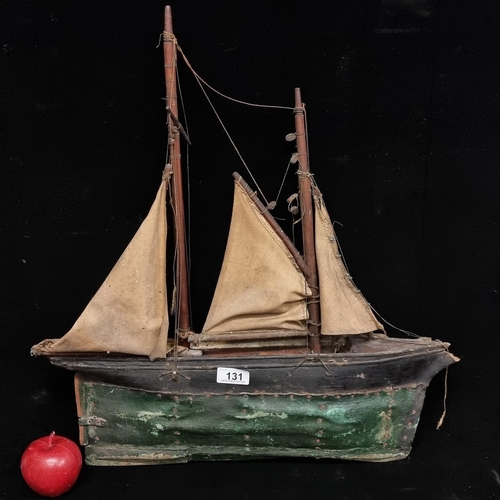 131 - A very interesting very old 19th century  pond yacht featuring great detail, such as canvas sails, r... 