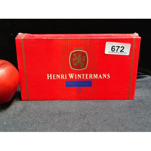 672 - A sealed pack of 25 Henri Wintermans Half Corona Cigars made in Holland.