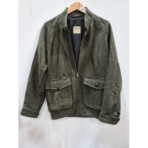 821 - A lovely Gibson London vintage woollen men's jacket in a green herringbone pattern. Size men's S.