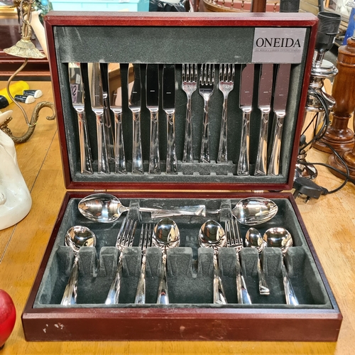 854 - 36 pieces of Oneida cutlery in original presentation box lined with black felt. Would look lovely on... 