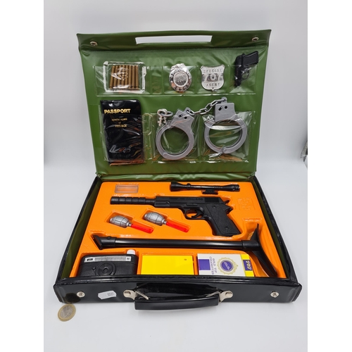 909 - A very cool vintage mid 1970s Weapon set for Special agent of red box. Its in super complete conditi... 