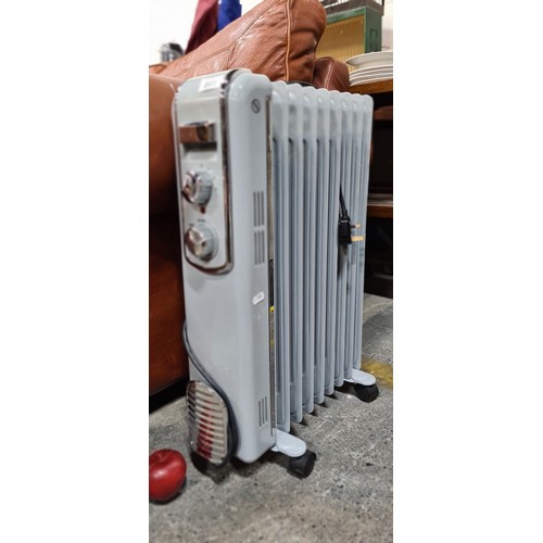 841 - A very high quality electric heater made by Swan with sleek grey finish and chrome fittings. Has adj... 