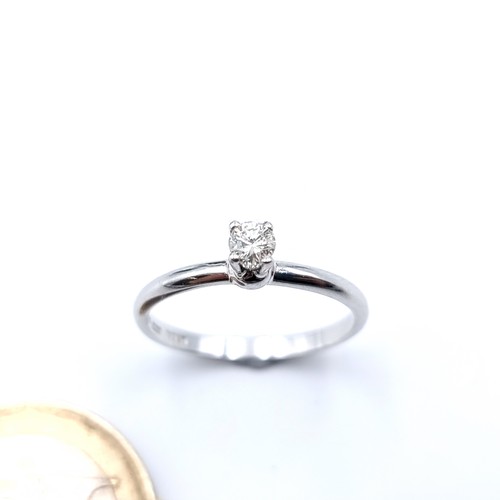 438 - A lovely 18 carat White Gold Diamond ring. A bright, clean example. Ring size: P. Weight: 2.27 grams... 