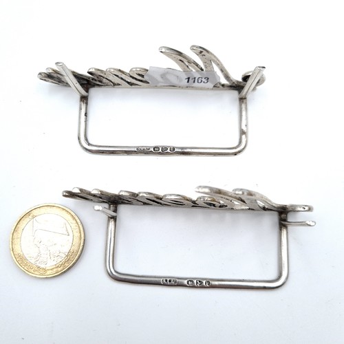 433 - A lovely pair of antique sterling silver menu holders. Hallmarked Chester. Weight: 34.83 grams. With... 