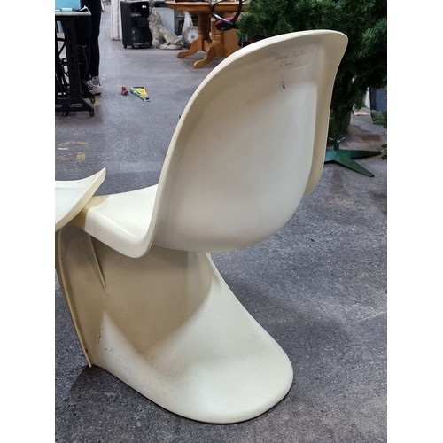 634 - A pair of wonderful S chairs after designer Verner Panton in a fabulous continuous curved form. With... 