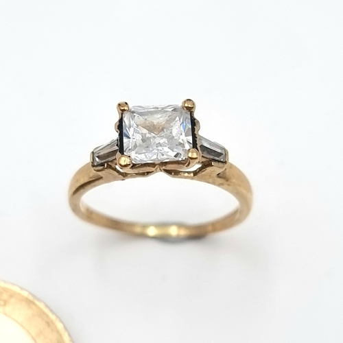3 - A striking vintage 9 carat Gold Solitaire ring, which features a large sparkling centre Solitaire wi... 