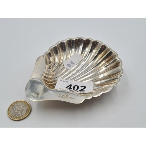 402 - An attractive sterling silver Shell design antique jewellery dish, featuring three ball feet. Hallma... 