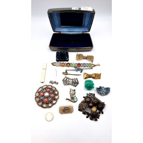 296 - A selection of vintage high quality vintage costume jewellery, consisting of 11 brooches, of interes... 