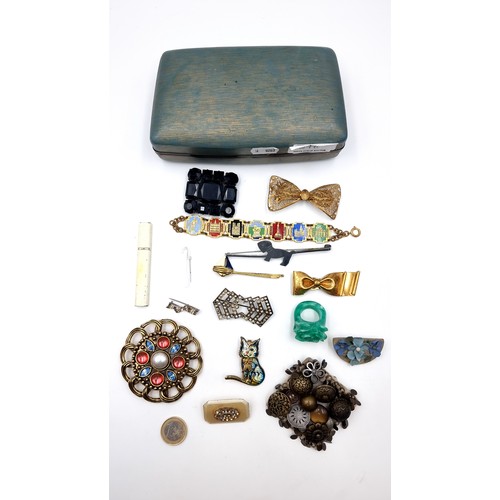 296 - A selection of vintage high quality vintage costume jewellery, consisting of 11 brooches, of interes... 