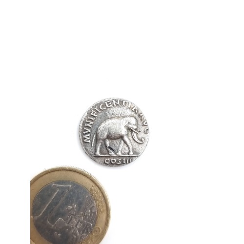 18 - A Modea Roman Escassa de Commodus Silver coin, circa A.D 177- 192 A.D. In excellent condition. (over... 