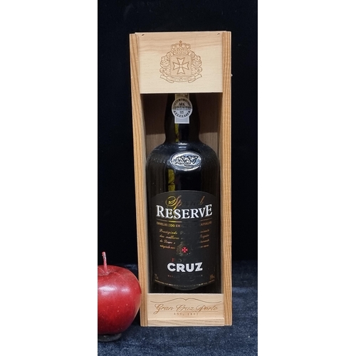 114 - A sealed 75cl bottle of Special Reserve Gran Cruz Porto. In original wooden presentation box.