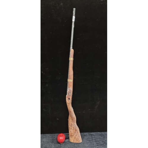 243 - A vintage, handmade, training rifle with metal barrell and wooden stock. H116cm.