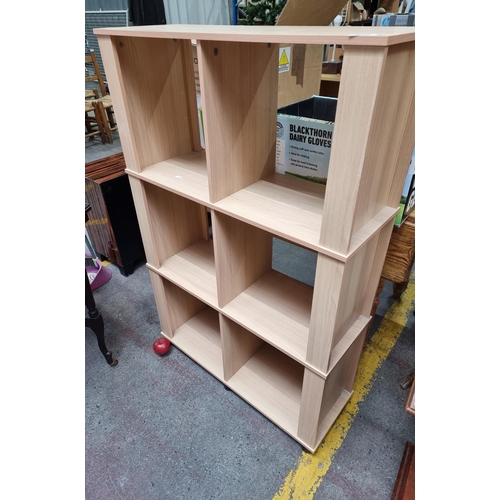 540 - A contemporary shelving unit. Ideal for storage book or records. In very good condition. H122cm x L8... 