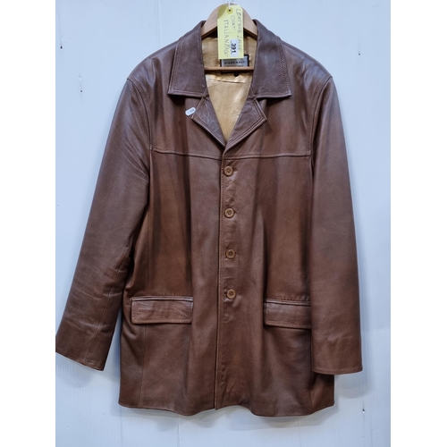 391 - A high quality, Italian made genuine leather jacket by brand Fabiano, in size 3XL. With a lovely gol... 