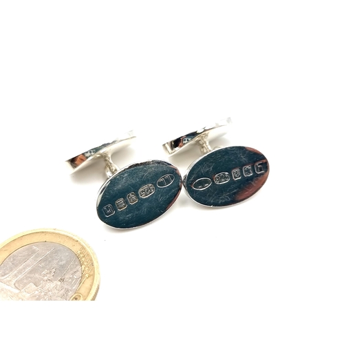 423 - A pair of sterling silver cuff links. In good condition and of high quality. Weight: 26 grams. With ... 