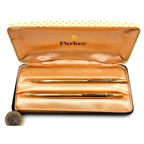 428 - An excellent example of a gold toned vintage Parker pen set, comprising of a ball point example and ... 