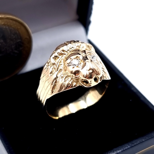 670 - An unusual 9 carat gold gentleman's lion head ring, set with White Sapphire stone eyes and mounted w... 