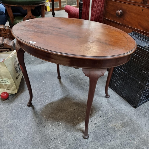 751 - A good sized Victorian oval table on cabriole legs with string inlay detail to top. A nice example.