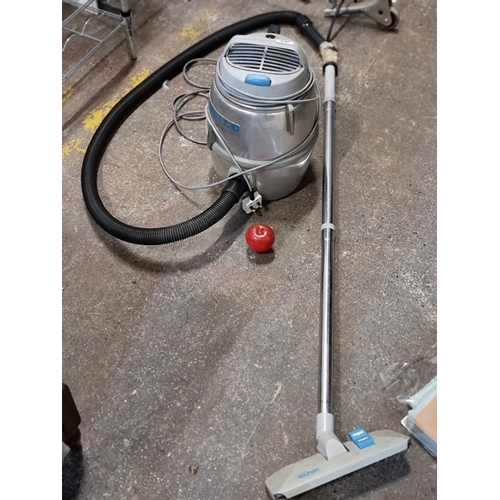 846 - A Nilfisk GM80P vacuum cleaner. Similar retailing for €80 2nd hand online.