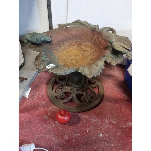 877 - A beautiful vintage cast metal bird bath with a detailed maple leaf shaped tub, a pair of bird figur... 