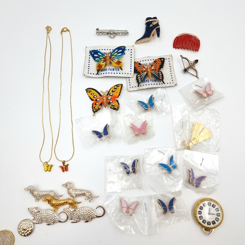 545 - A selection of pretty costume jewellery items, including colourful butterfly brooches and a necklace... 