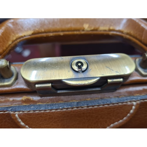 111 - A very high quality genuine leather, French made Texier briefcase. With brass hardware, a zipped int... 