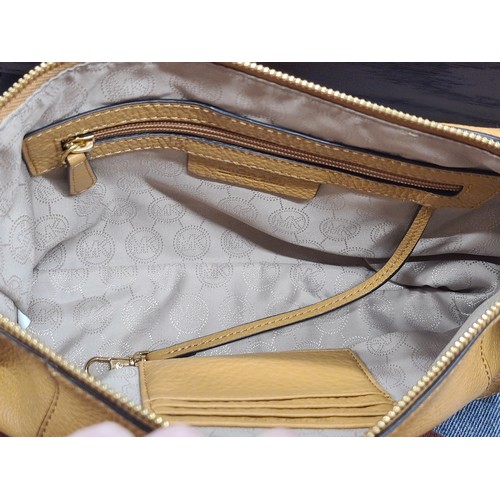 170 - A stunning genuine Michael Kors handbag made of genuine soft tan leather. Has Michael Kors logo zipp... 