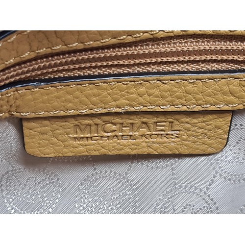 170 - A stunning genuine Michael Kors handbag made of genuine soft tan leather. Has Michael Kors logo zipp... 