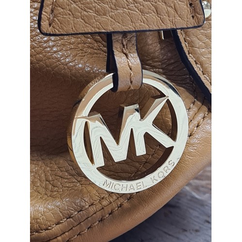 170 - A stunning genuine Michael Kors handbag made of genuine soft tan leather. Has Michael Kors logo zipp... 