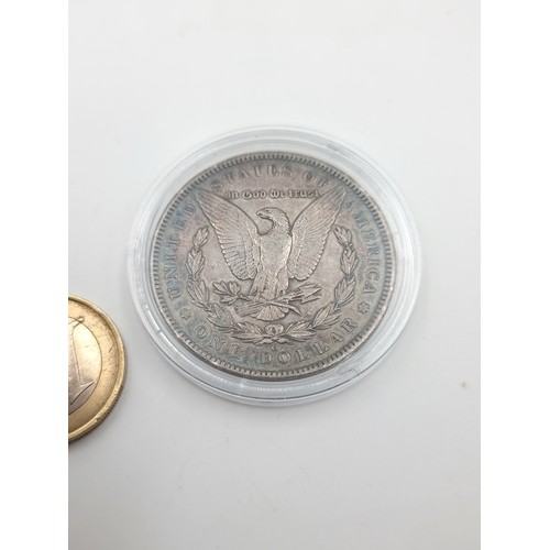 409 - A fine 1894 United States silver Morgan dollar, with 90 % silver content. In protective case. Weight... 