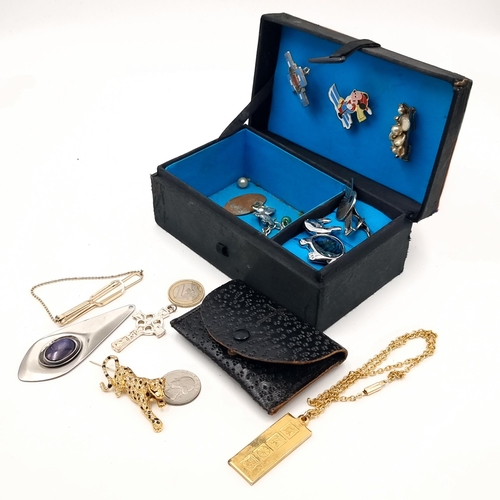 440 - A collection of jewellery items, consisting of eight brooches, two tie pins, a gold toned ingot and ... 