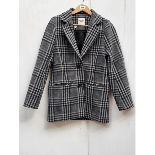 466 - An elegant ladies coat by Abercrombie & Fitch. Crafted from wool, in a classic check pattern with sa... 