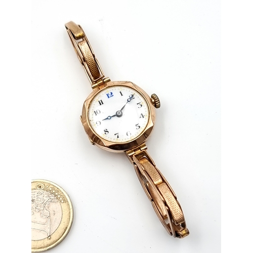 621 - An antique, 9ct rose gold ladies' wristwatch. With articulated watch strap and a porcelain dial. Sta... 