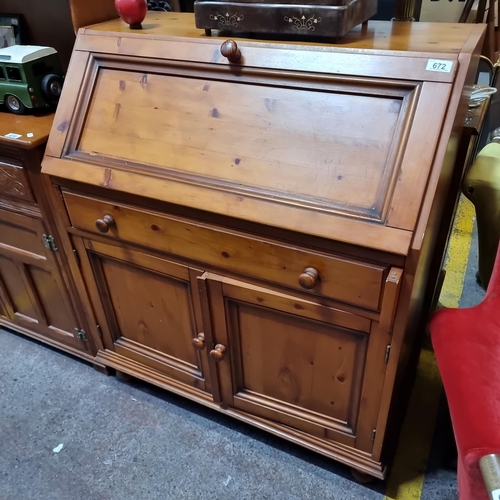 672 - A good American pine secretaire. A handsome piece with folding hutch to facilitate writing and plent... 