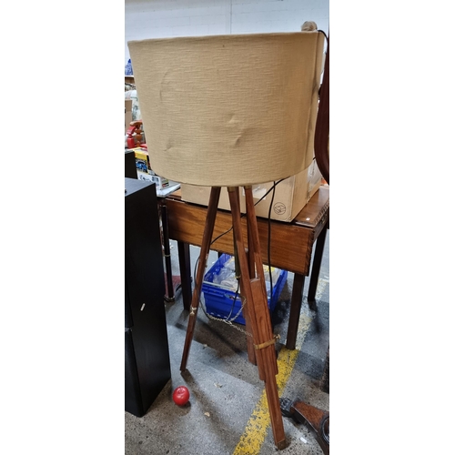 724 - A handsome, adjustable floor lamp. Featuring a cherrywood adjustable height tripod base with brass h... 