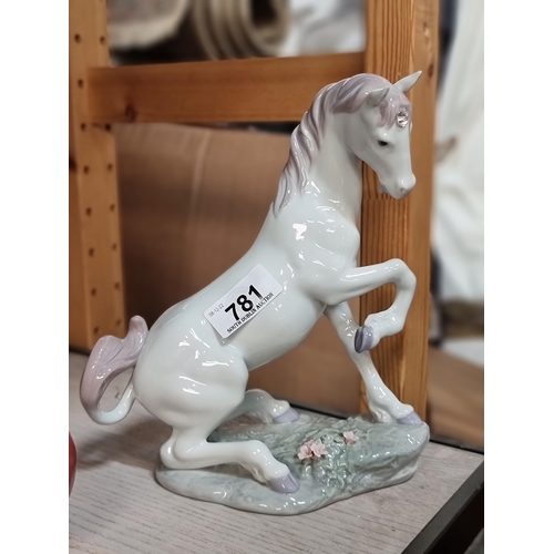 781 - A majestic large handmade porcelain figure of a white horse from Lladró, in the 'Privilege' series. ... 