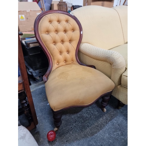 823 - A very lovey, Victorian mahogany spoon-back chair. With carved mahogany frame and turned front legs.... 