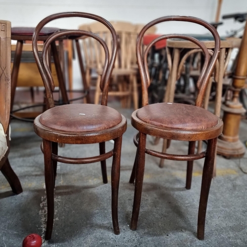 827 - A lovely pair of vintage bistro chairs with bentwood splat backs and brown leather seats.