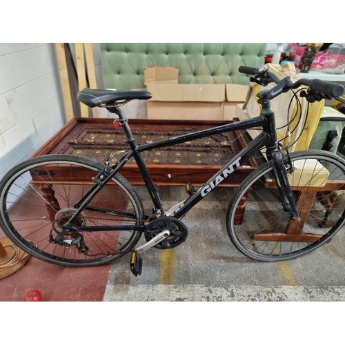 852 - A Giant gents Connect Escape racing bicycle in black with Shimano gears. Similar on line for €579