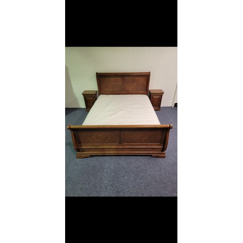 908 - Star lot : An elegant bedroom lot, comprising of two matching bedside lockers by Exigence, with bras... 