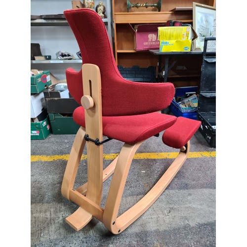 727 - Star Lot : A Scandinavian Varier Thatsit Balans Ergonomic Kneeling chair, keeps the spine in its upr... 