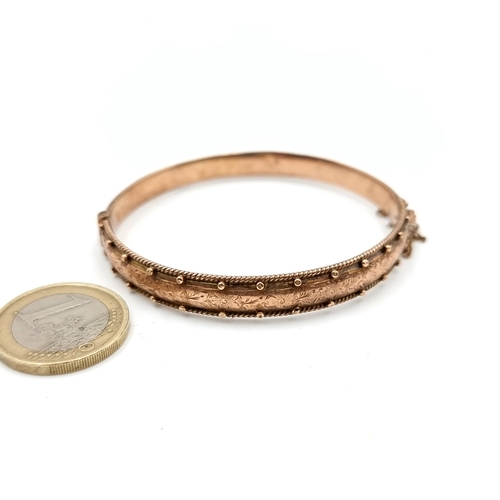 11 - A fabulous example of a 9 carat Gold antique Foliate design bracelet, with attached safety chain. To... 