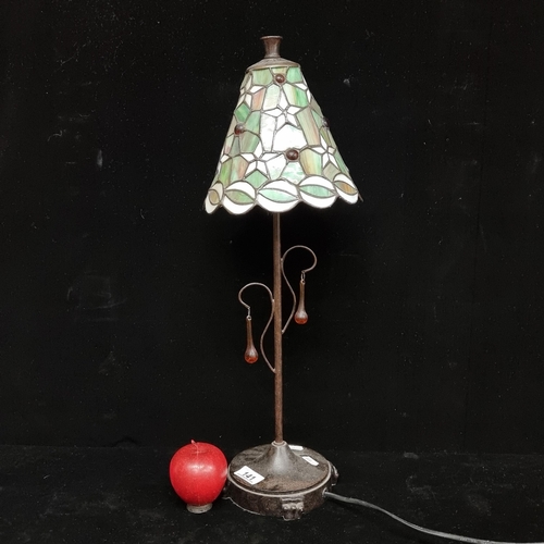 141 - An elegant tall Tiffany style table lamp with green and white panels as well as teardrop glass penda... 