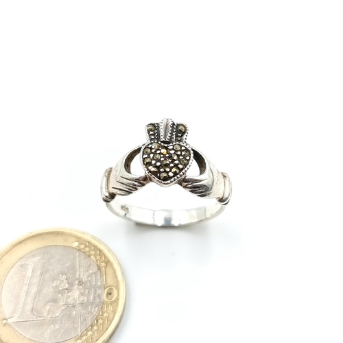 19 - A beautiful vintage sterling silver traditional Claddag ring, with attractive Marcasite detailing. R... 