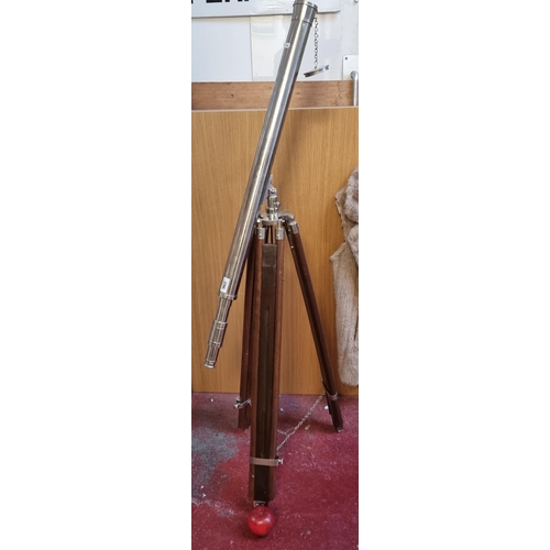 296 - Star lot : A fabulous telescope on a wooden tripod base with lens cap to protect the glass. This is ... 