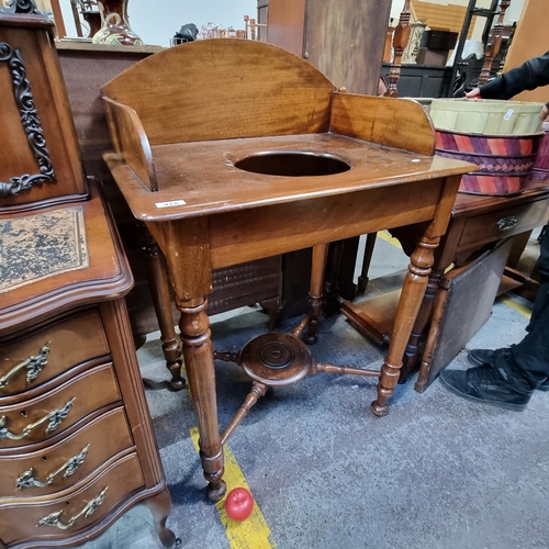 478 - A Victorian wash stand in mahogany. Furnished with a second tier to base with turned wood supports a... 